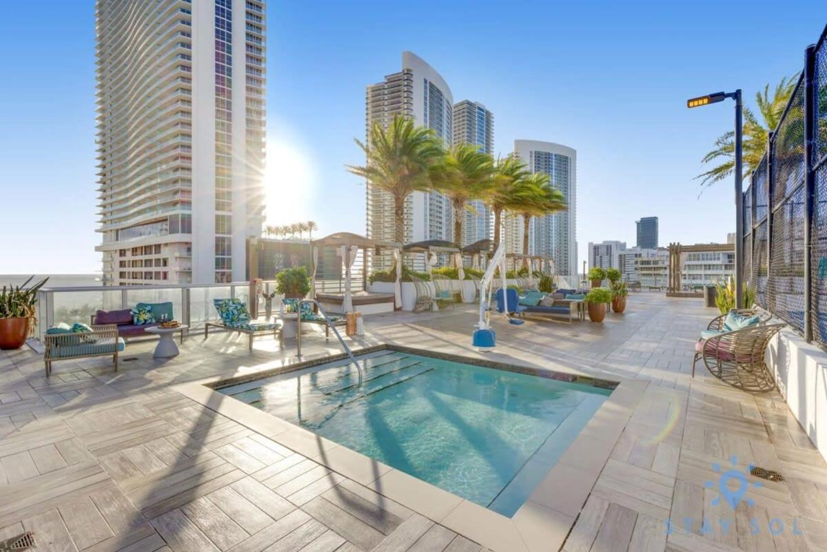 Luxury Amenities, Infinity Pool, Gym, Hot Tub Lägenhet Hollywood Exteriör bild